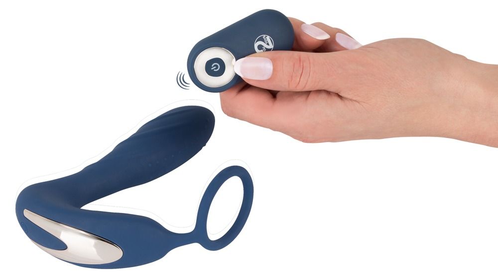 Plug anal bleu avec anneau pénien et stimulateur périnéal, avec télécommande. Télécommande dans une main.
