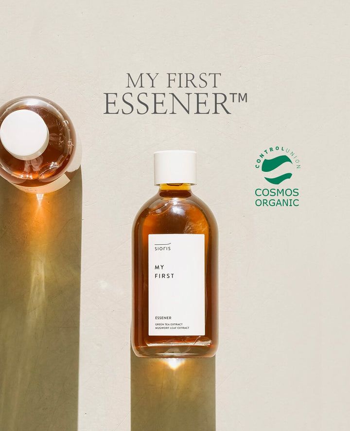 Flacon en verre avec bouchon blanc et étiquette. Texte: MY FIRST ESSENER. Certification COSMOS ORGANIC.