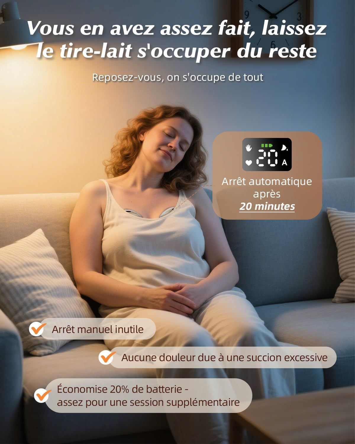 Une femme se repose sur un canapé, une pompe à lait avec écran numérique et minuteur est visible.