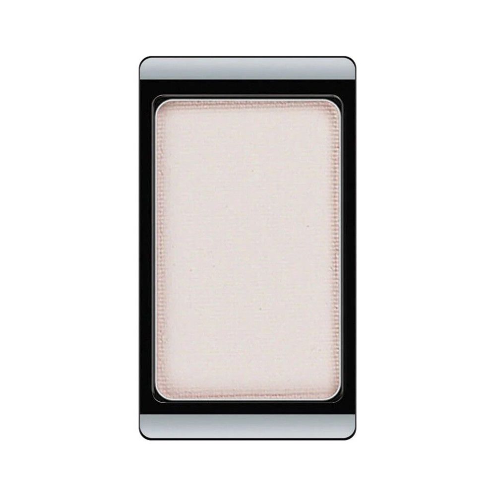 Fard à paupières rectangulaire dans un emballage noir et argenté. Nom du produit non visible.