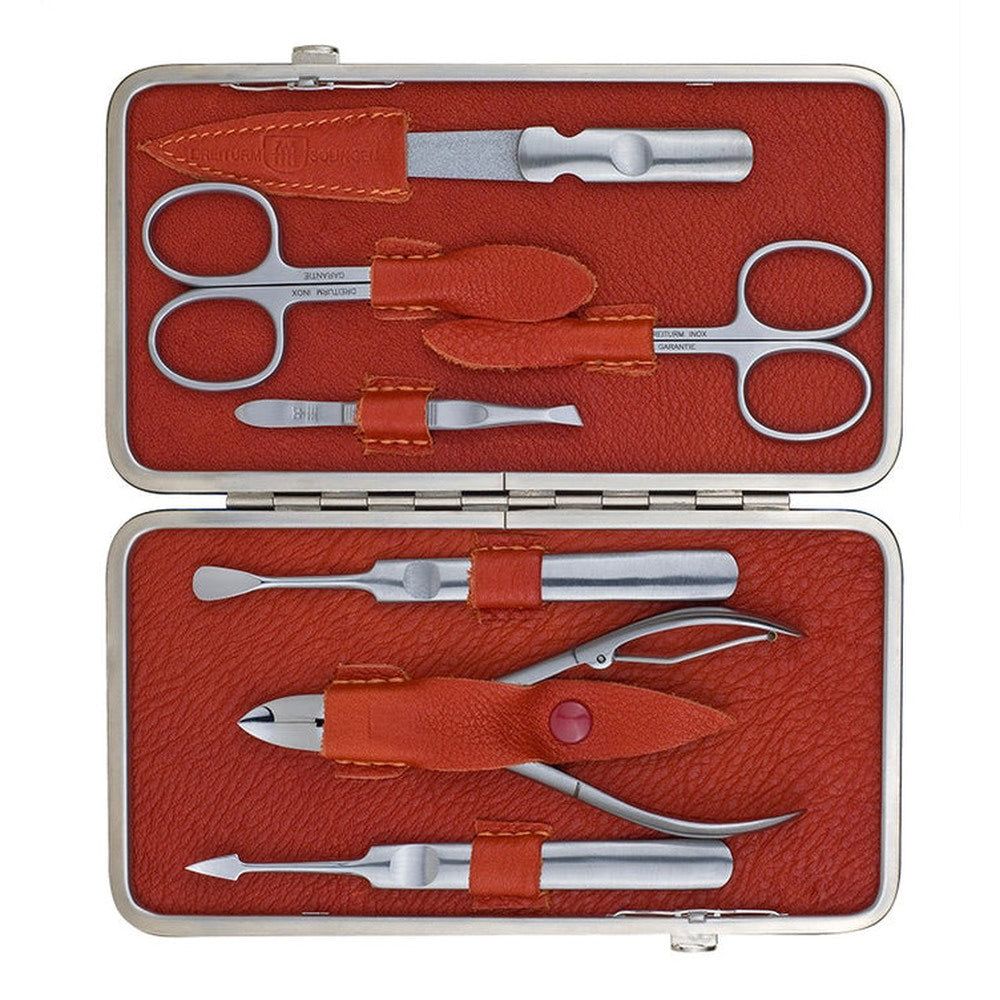 Open rode etui met manicure/pedicure gereedschap. Bevat: schaar, vijl, pincet, cuticle pusher, nagelknipper.