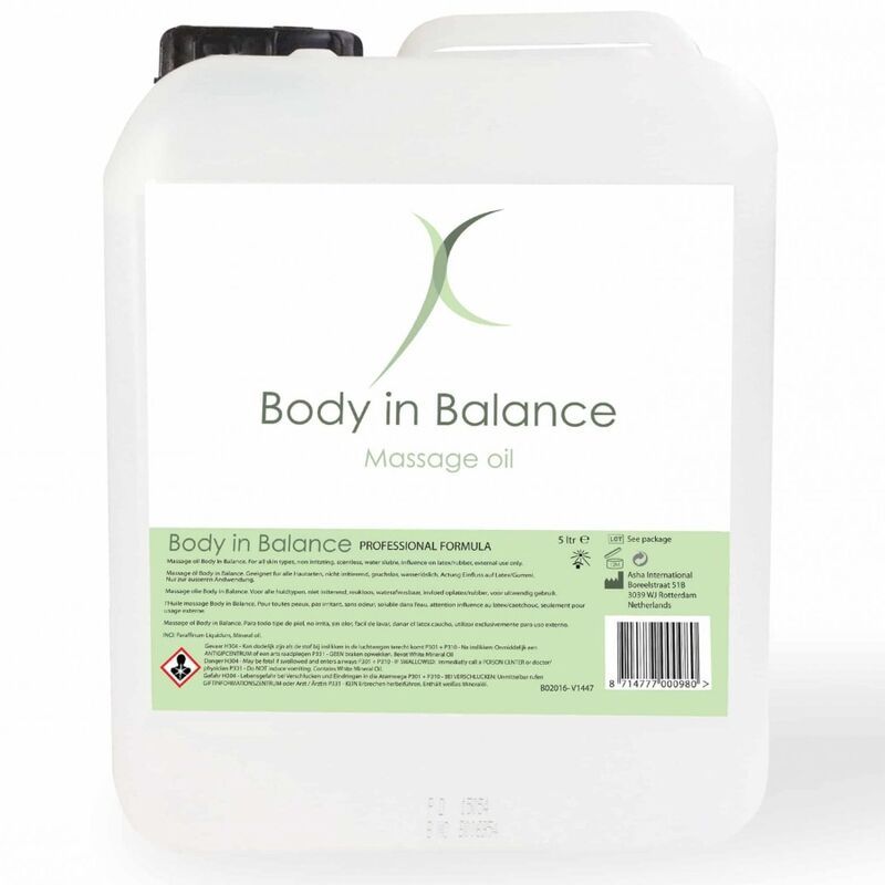 Un bidon blanc avec l'étiquette "Body in Balance Massage oil". Comprend des symboles d'avertissement et un code-barres.