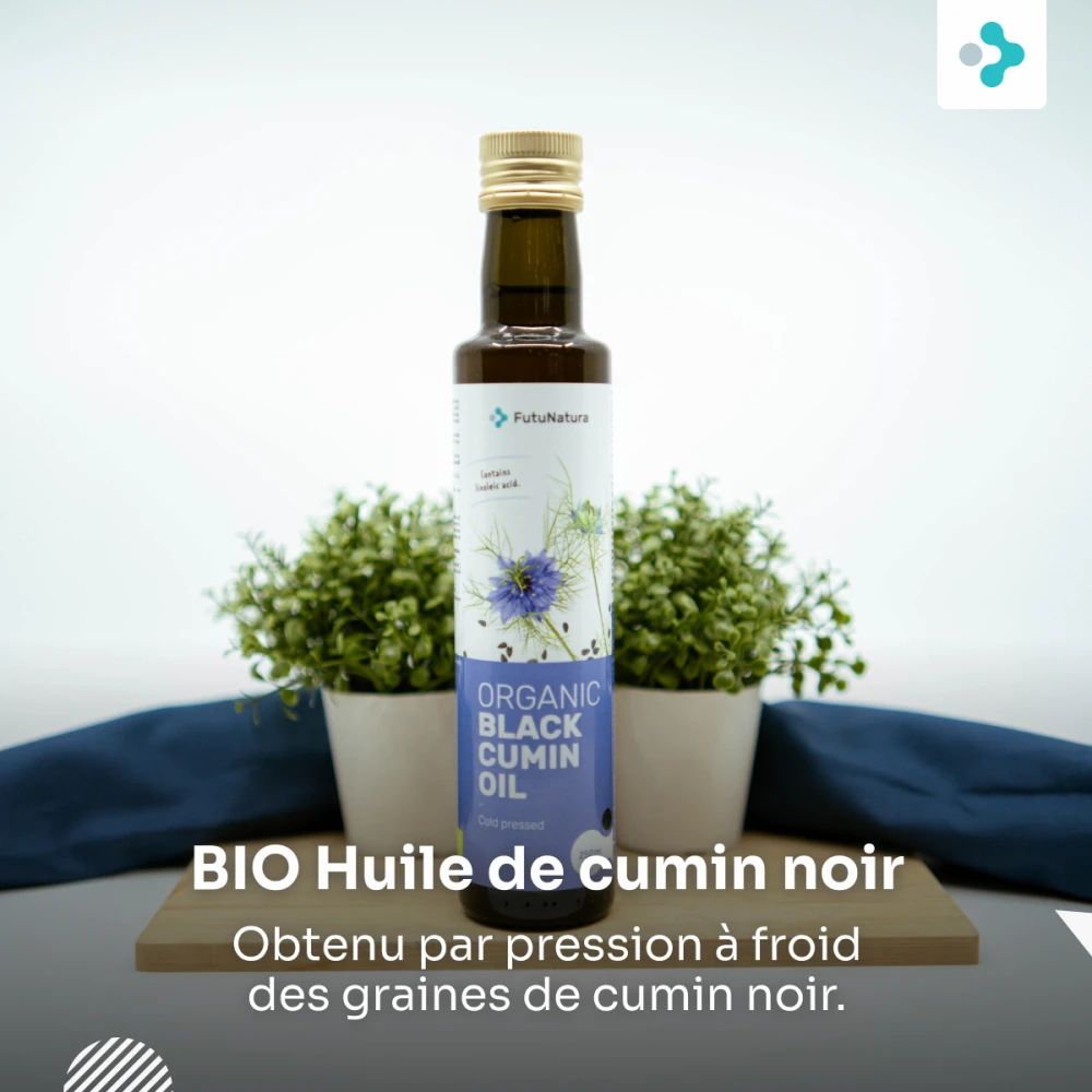 Bouteille avec étiquette et motif floral. Deux plantes en pot. BIO Huile de cumin noir. Pressée à froid des graines.
