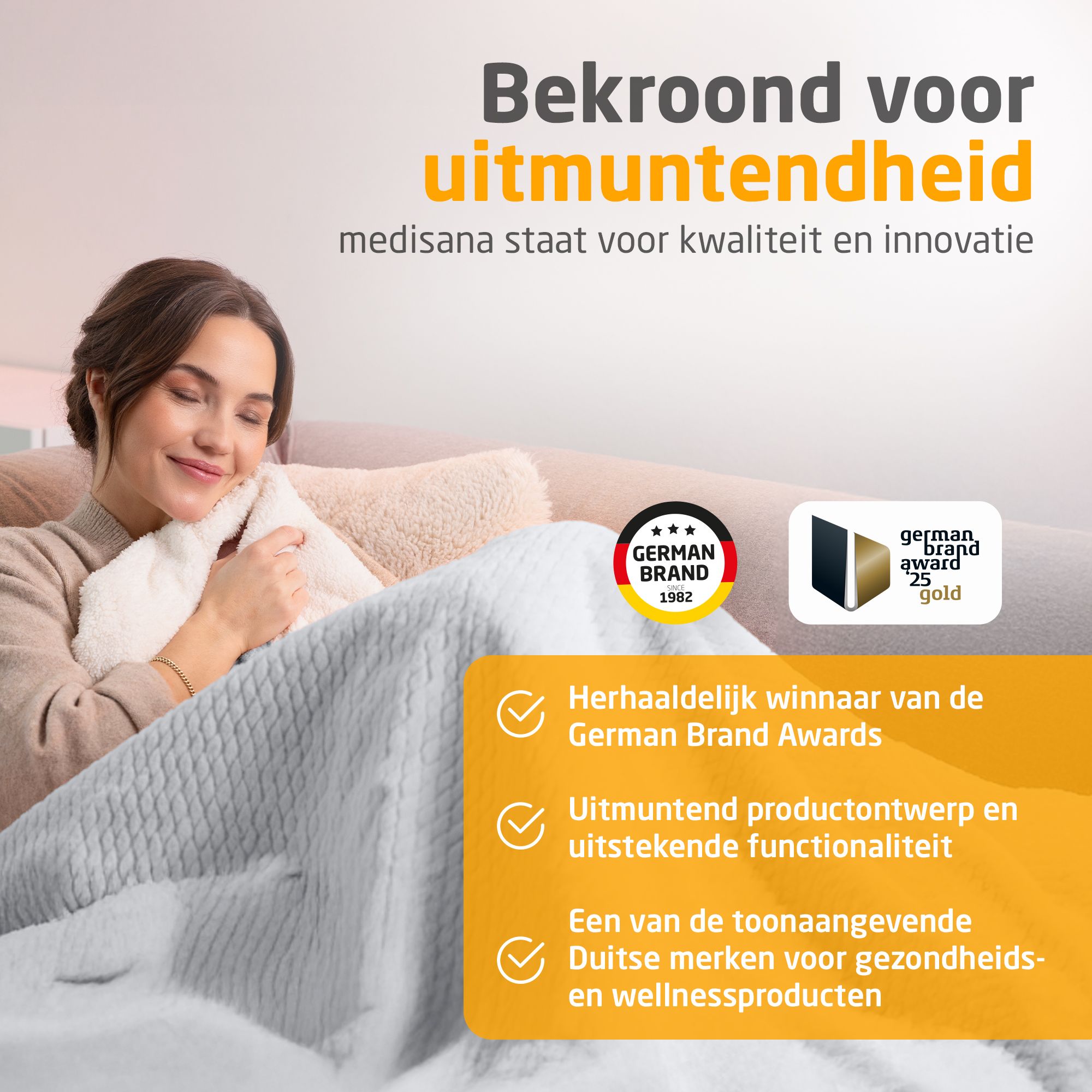 Vrouw met verwarmde deken op bank. Medisana-logo. German Brand Award. Uitstekend productontwerp. Gezondheids- en wellnessproducten.