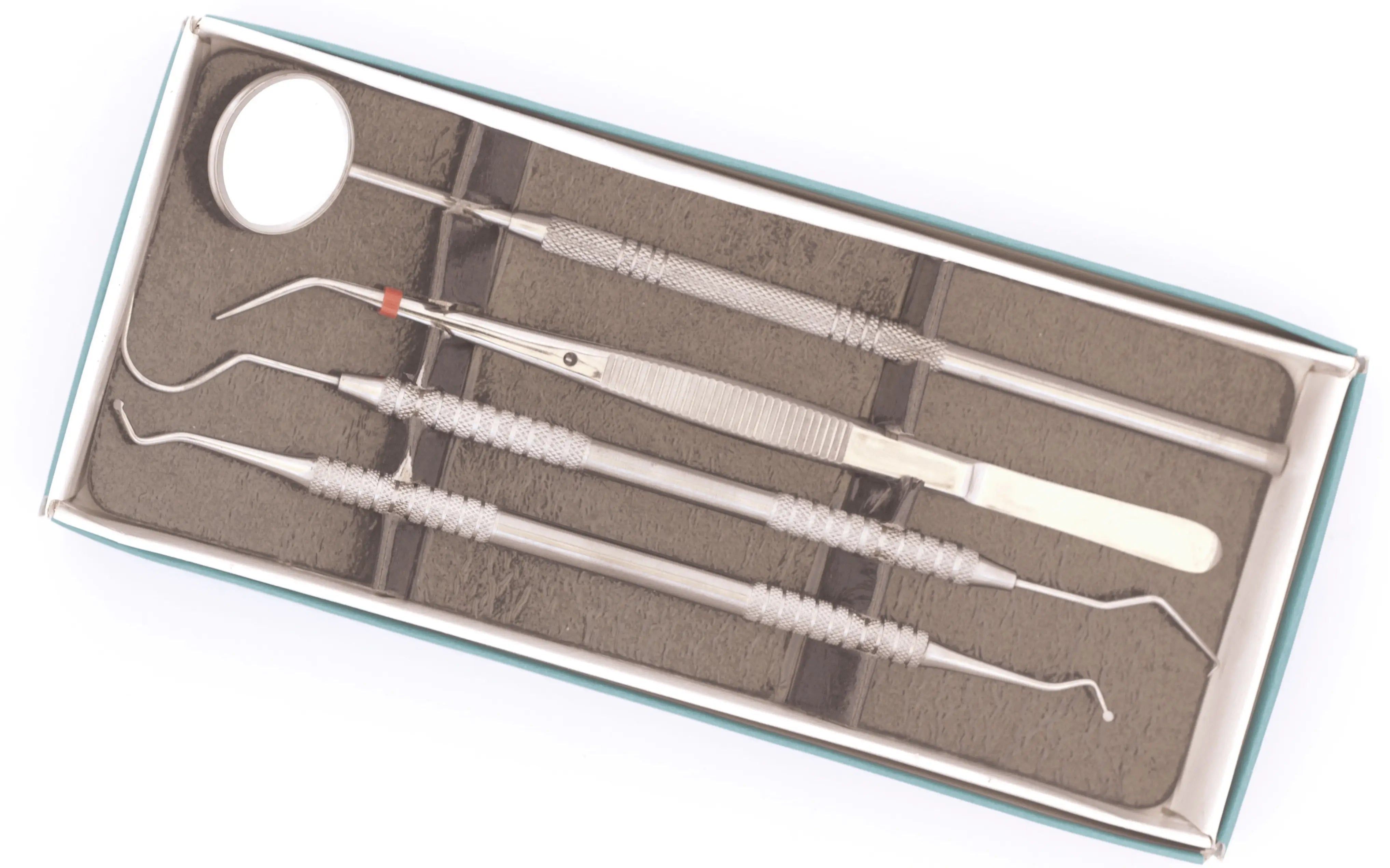 Tandheelkundige instrumentenset in doos. Bevat spiegel, pincet en twee andere instrumenten. Metaalkleur.