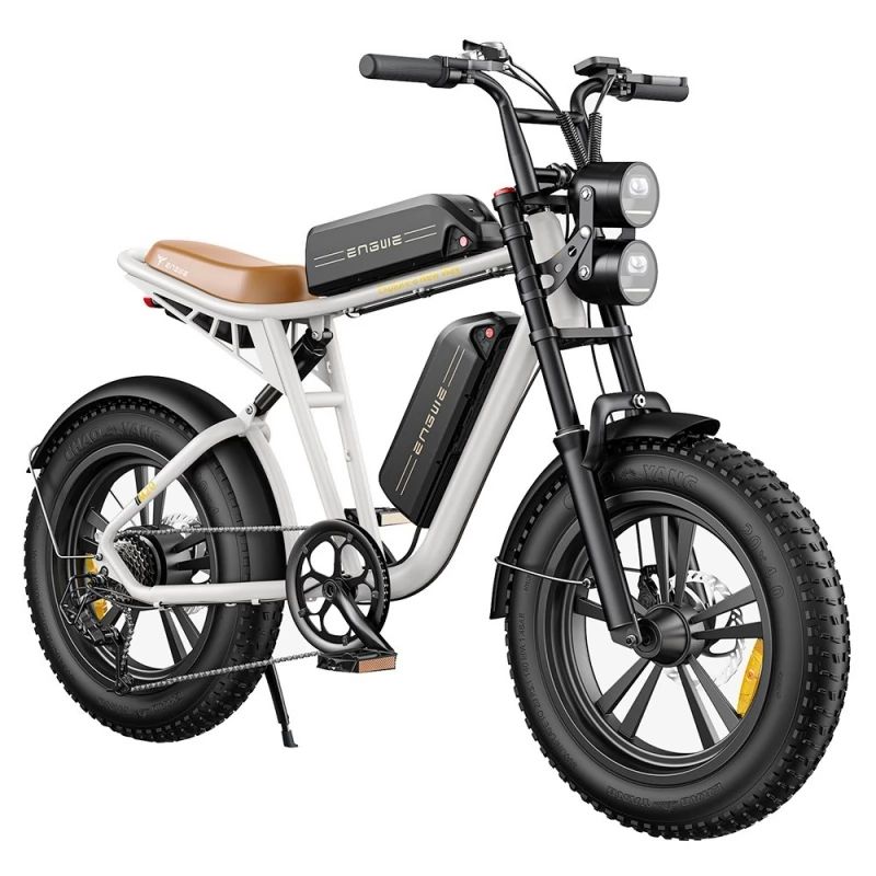 Elektrische offroad fiets met wit frame, bruin zadel en zwarte banden. Merk ENGWE.