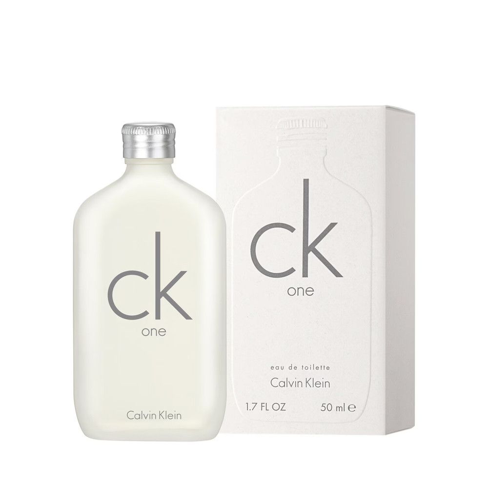 Wit parfumflesje met zilveren dop en opschrift "ck one". Witte doos met logo en tekst.