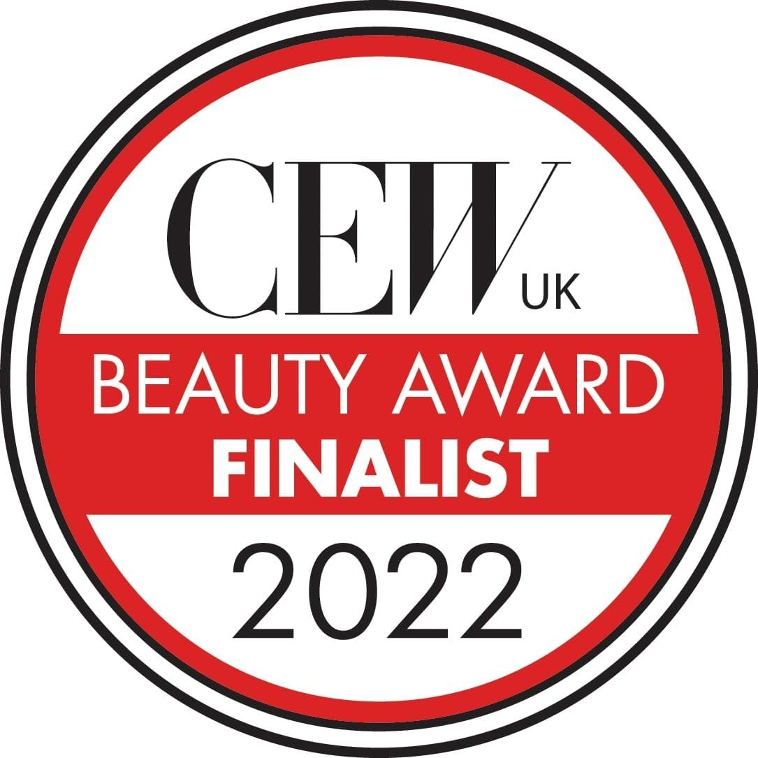 Autocollant rond à bord rouge. Texte : CEW UK BEAUTY AWARD FINALIST 2022.