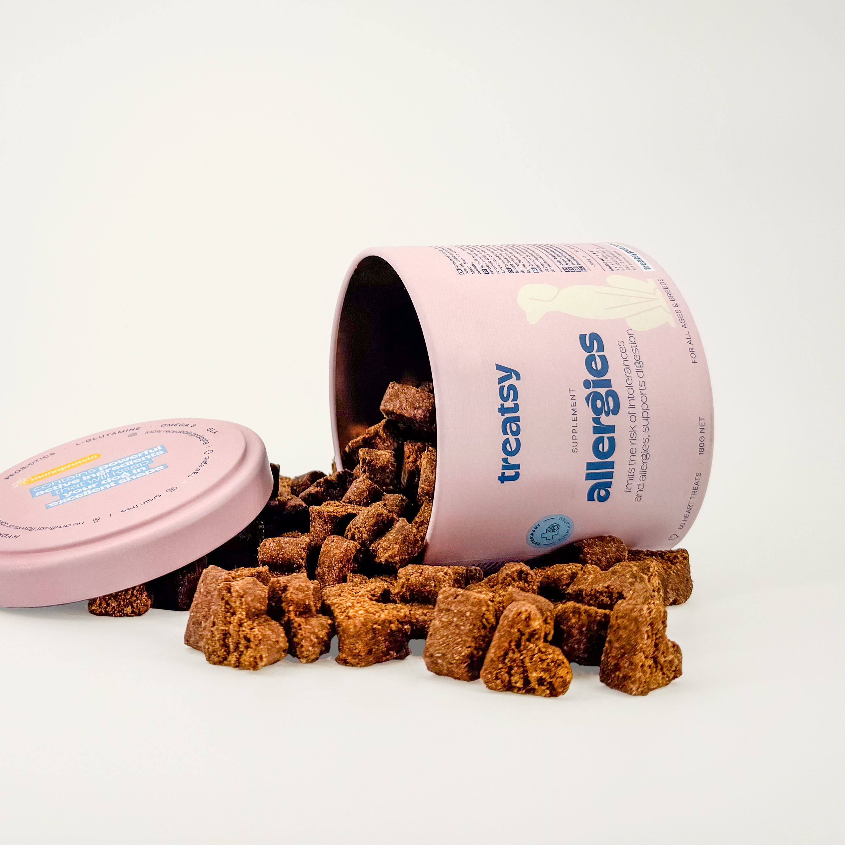 Boîte rose avec friandises. Boîte avec "Treatsy Allergies". Friandises éparpillées.