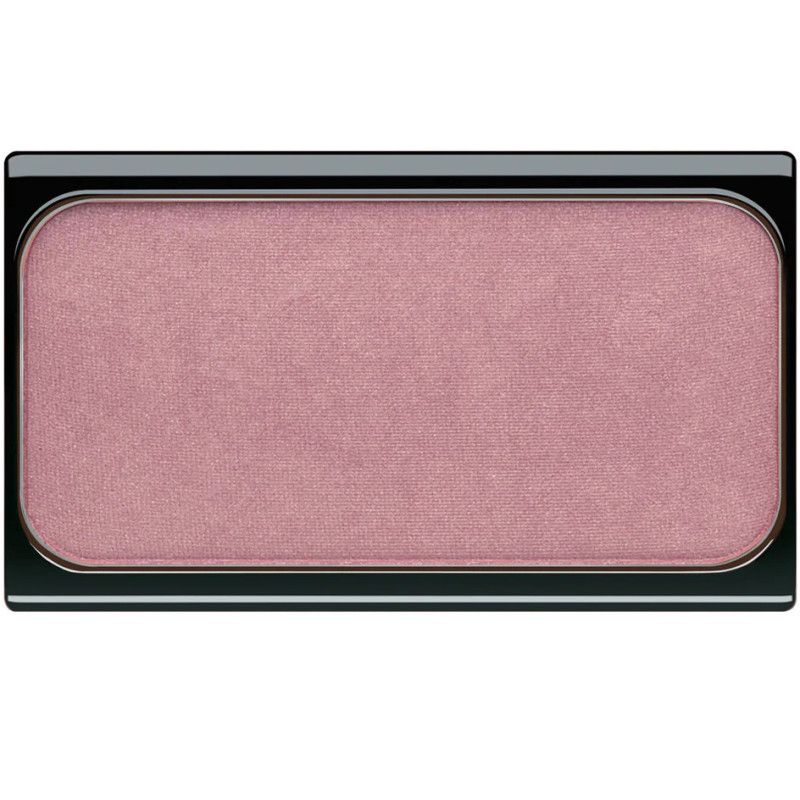 Une poudre de fard à joues rectangulaire de couleur rose dans un boîtier noir avec un bord argenté.