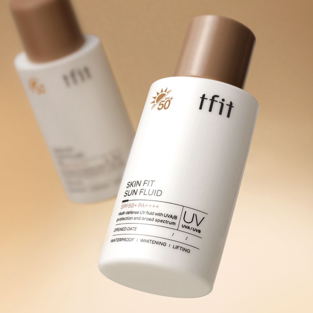 Deux flacons blancs avec bouchons marron. Inscription : tfit, Skin Fit Sun Fluid SPF50+ PA++++. Symbole de protection UV.