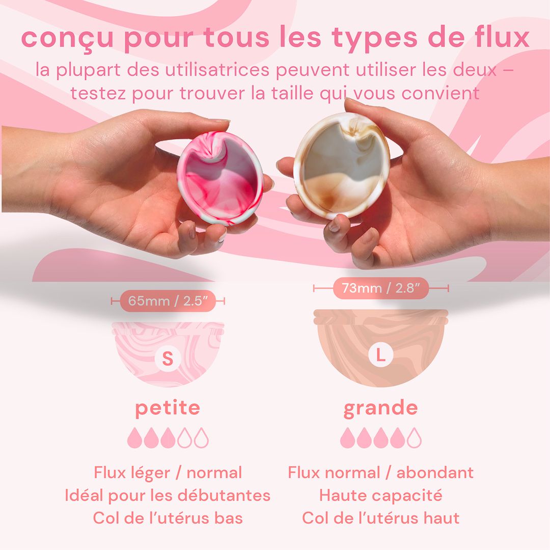 Deux mains tiennent des coupelles menstruelles rose (S) et beige (L).