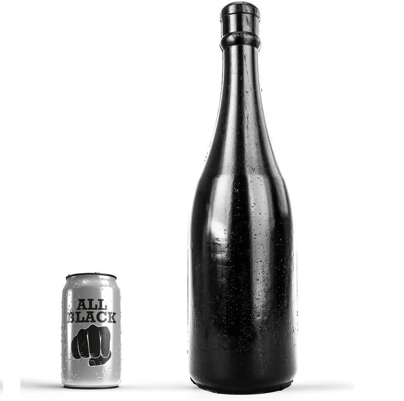 Une bouteille en verre noire et une canette argentée avec l'inscription "ALL BLACK" et un poing.