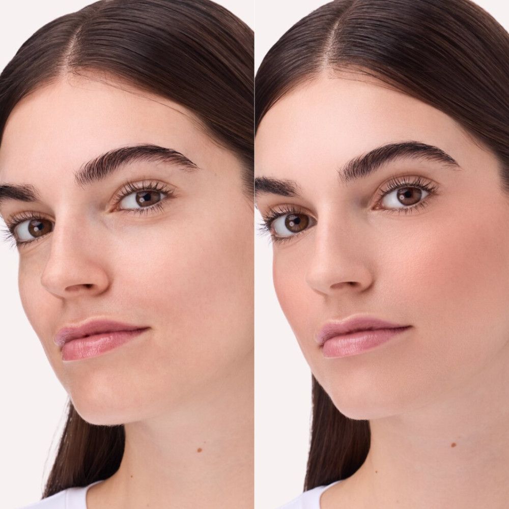 Twee portretten van een vrouw. Links: onopgemaakt. Rechts: met roze blush op de wangen. Lichte huid, bruine ogen, donker haar.