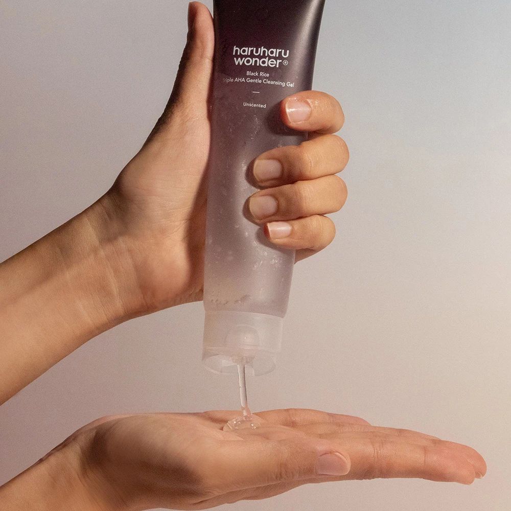 Tube, gel wordt in de hand gegoten. Opschrift: Haruharu Wonder Black Rice Triple AHA Gentle Cleansing Gel. Transparante gel.