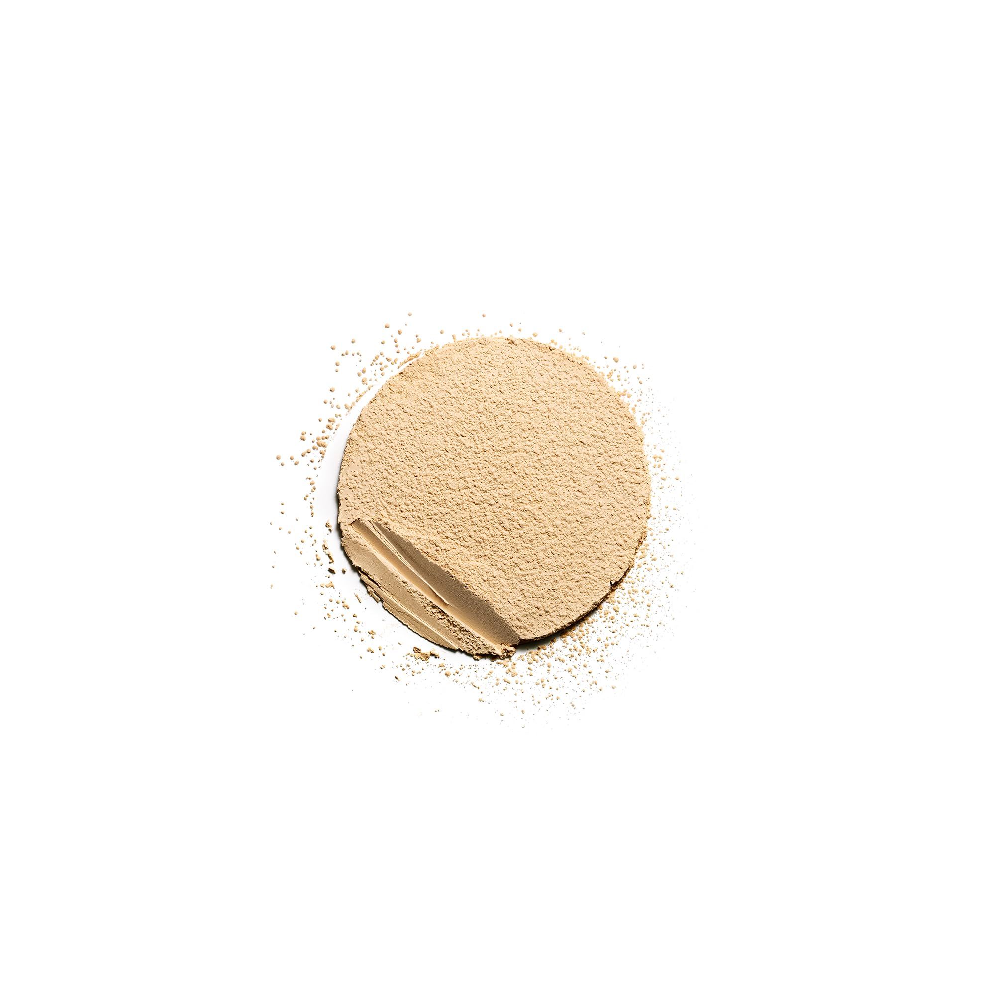 Empreinte de poudre claire. Forme ronde avec une touche. Couleur beige clair. Sur fond blanc.