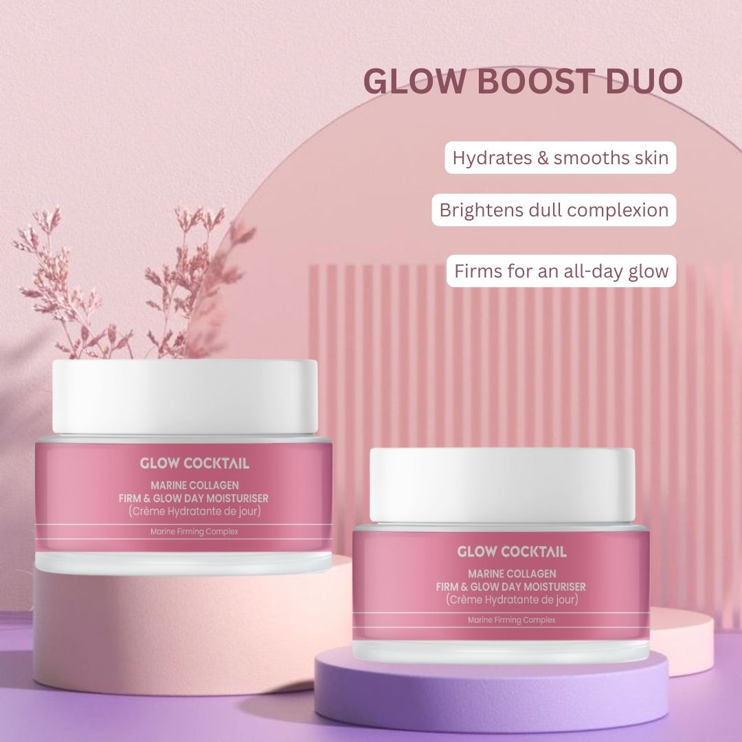 Deux pots de crème de jour Glow Cocktail Marine Collagen. Étiquette rose, couvercle blanc. Texte: Marine Collagen, Crème Hydratante de jour. Sur socles.