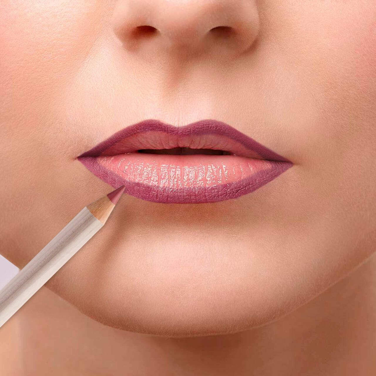 Lipliner trekt lipcontour. Lipliner in gebruik. Lipliner dicht bij de huid. Lipliner, lippen, gezicht.