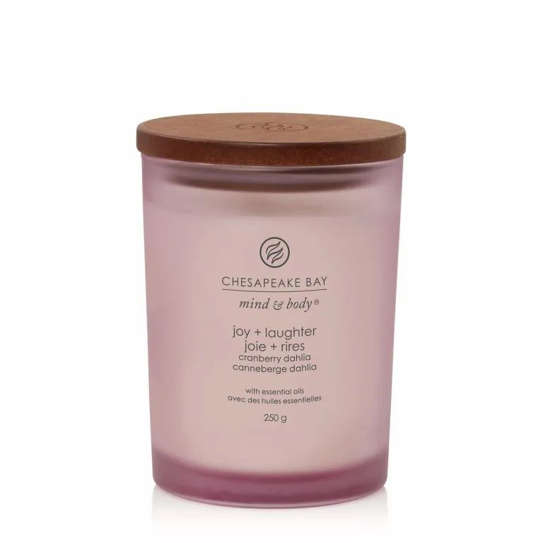 Bougie Chesapeake Bay rose avec couvercle en bois. Inscription joy + laughter, cranberry dahlia. 250 g.