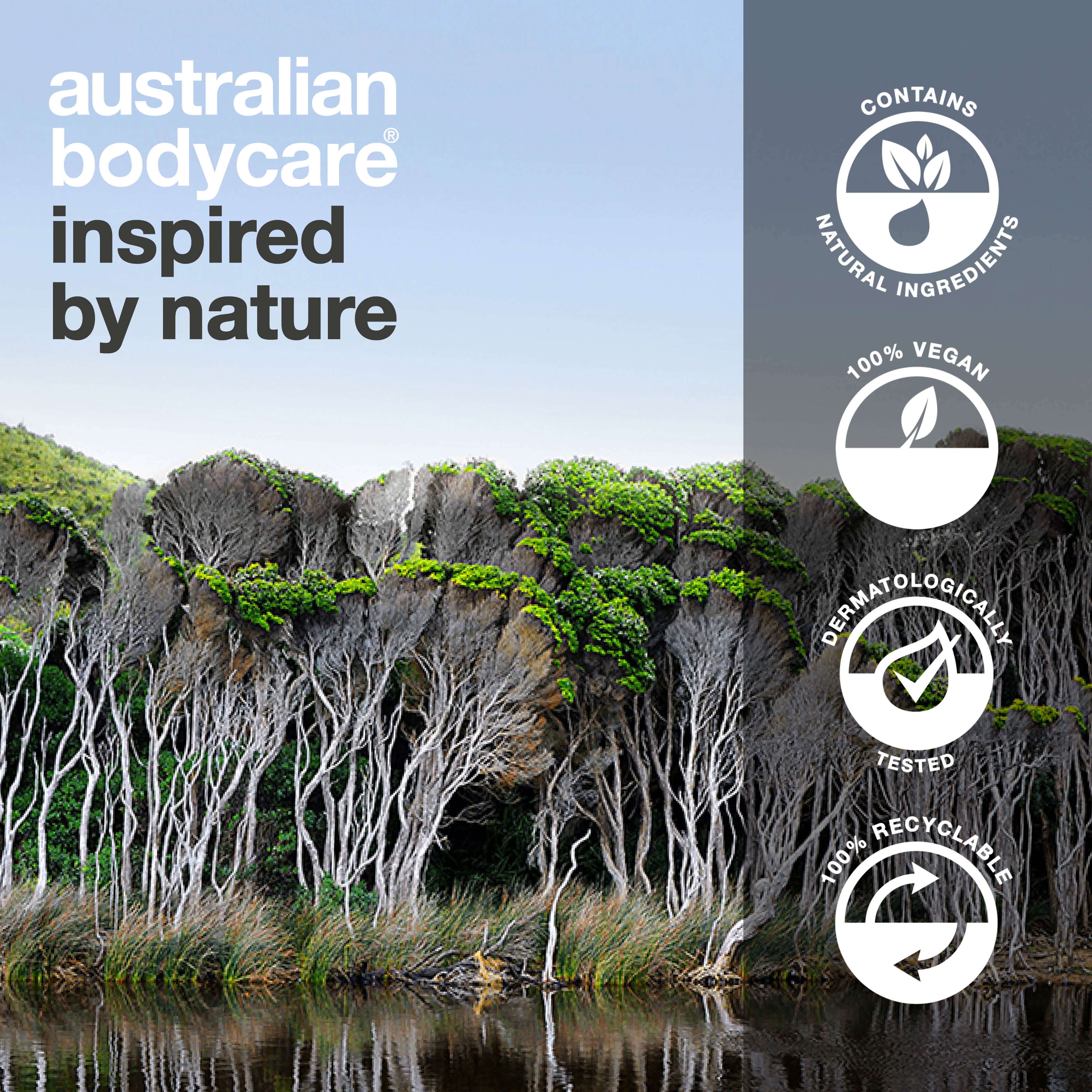 Paysage avec arbres et eau. Logos : Australian Bodycare, Inspired by nature. Symboles : ingrédients naturels, végétalien, testé dermatologiquement, recyclable.