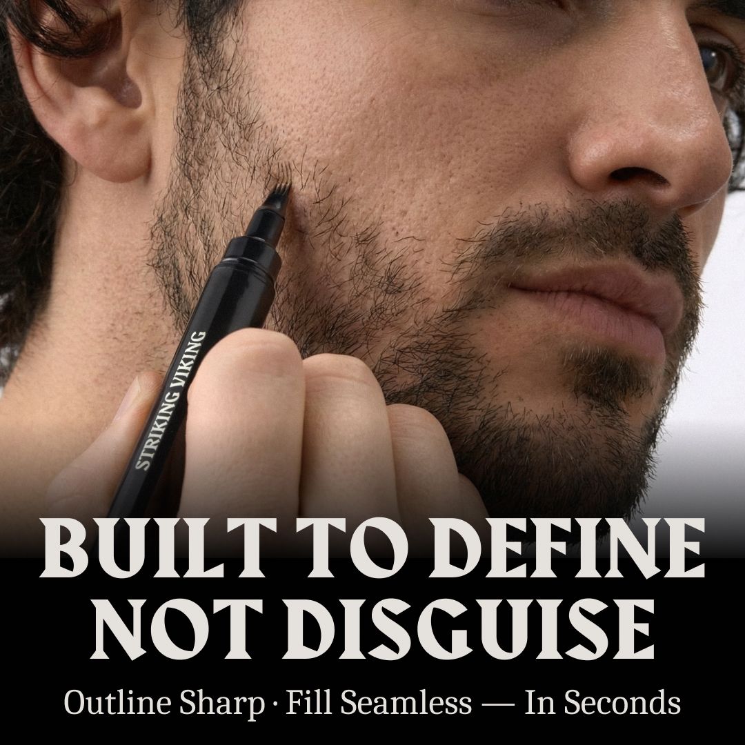 Un homme applique un crayon à barbe pour définir les lignes de sa barbe.