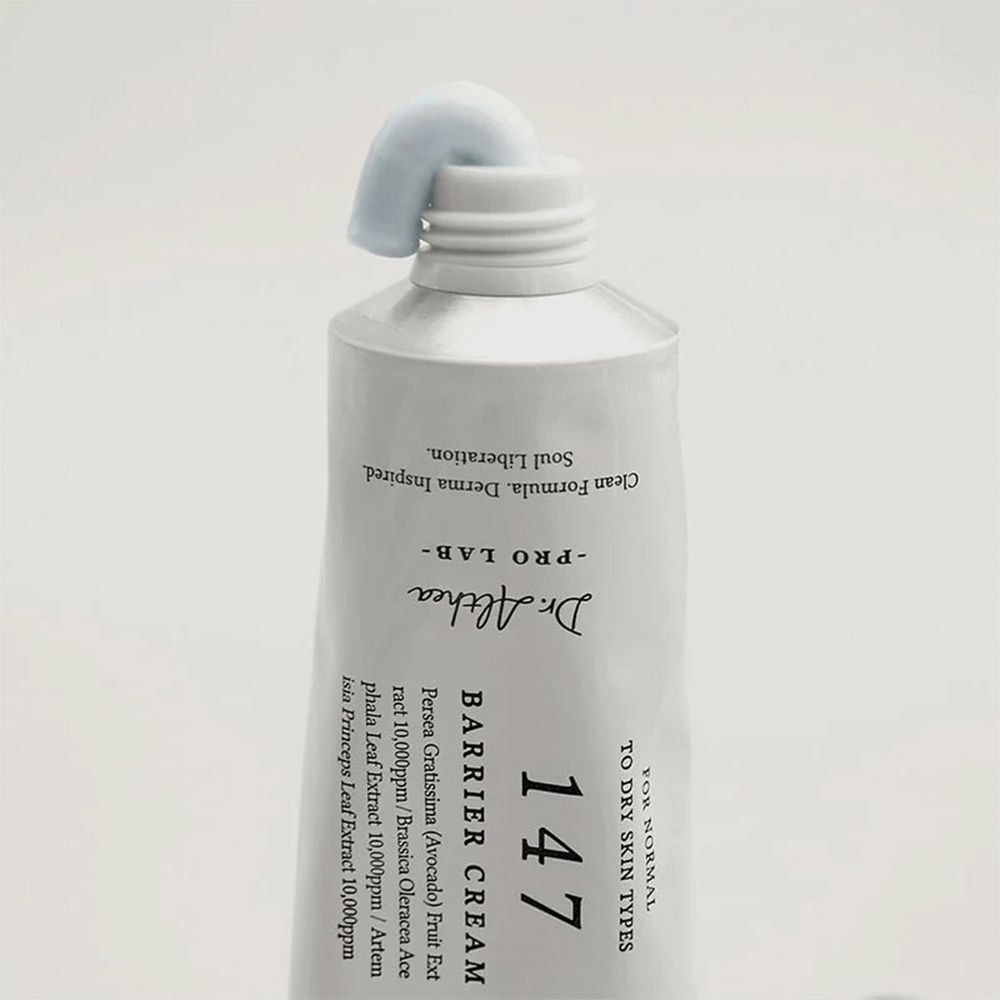 Close-up van een geopende Dr. Althea 147 Barrier Cream tube met een dot lichtblauwe crème.