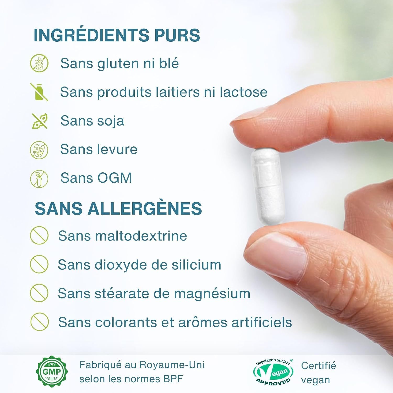 Une capsule blanche tenue entre le pouce et l'index. À gauche, des listes d'ingrédients purs et d'allergènes.