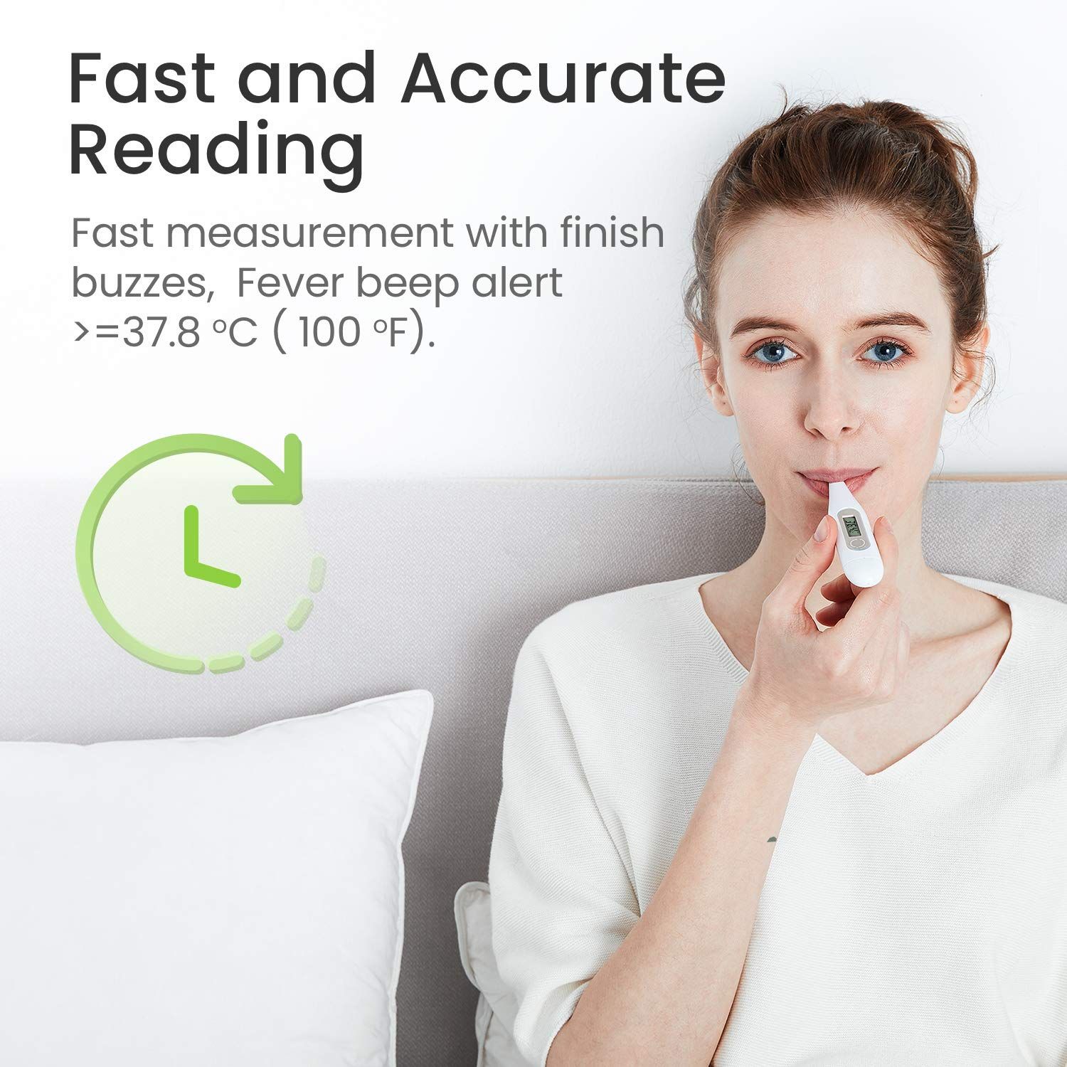 Een vrouw houdt een witte digitale thermometer onder haar tong. Het display toont een temperatuurmeting.