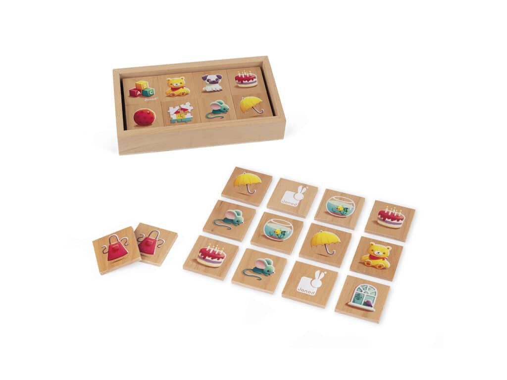 Memoryspel met houten doos en kaarten. Kaarten met gekleurde afbeeldingen. Sommige kaarten verspreid, andere in de doos.