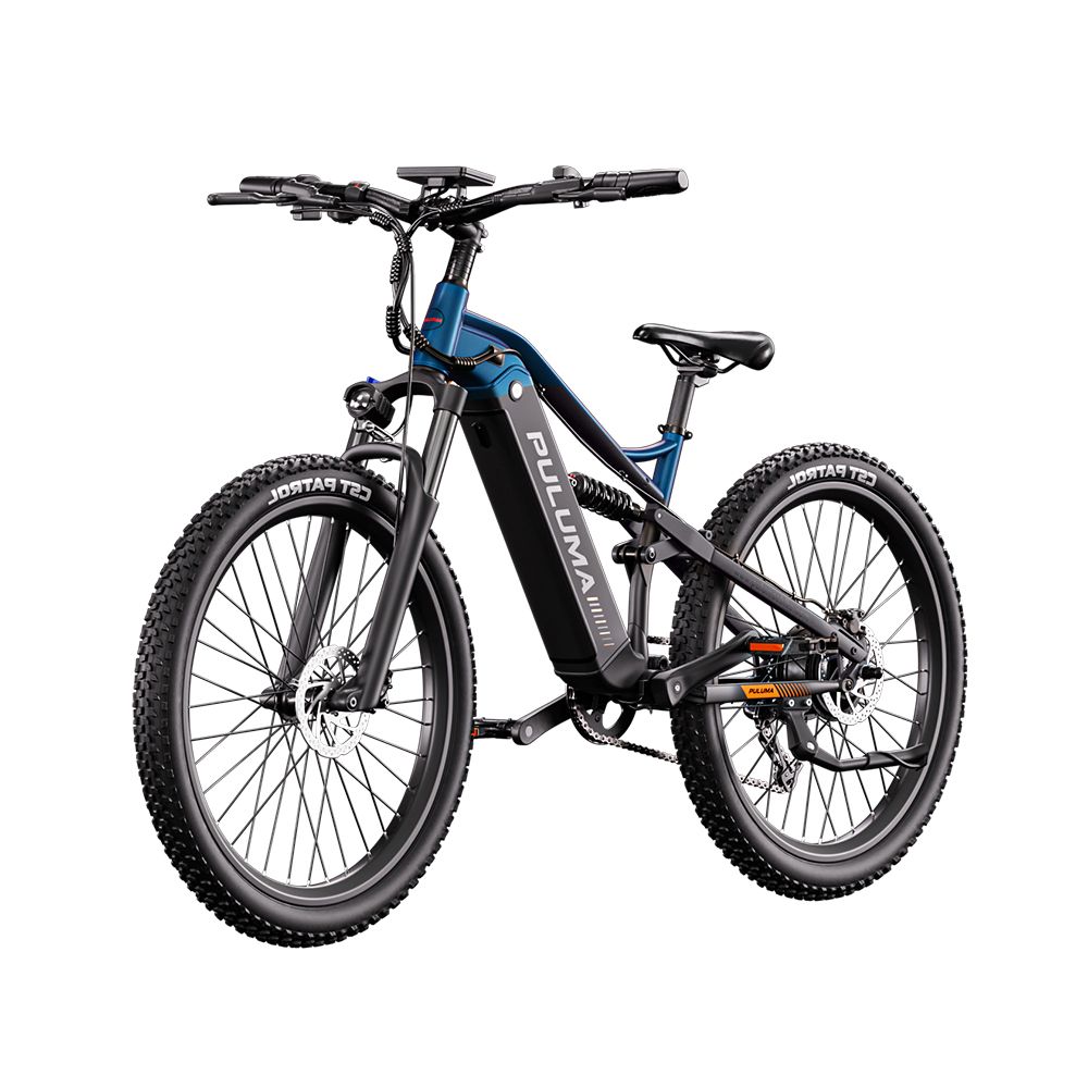Blauw-zwarte elektrische fiets. Zichtbaar: merk PULUMA, brede banden, vering, schijfremmen.