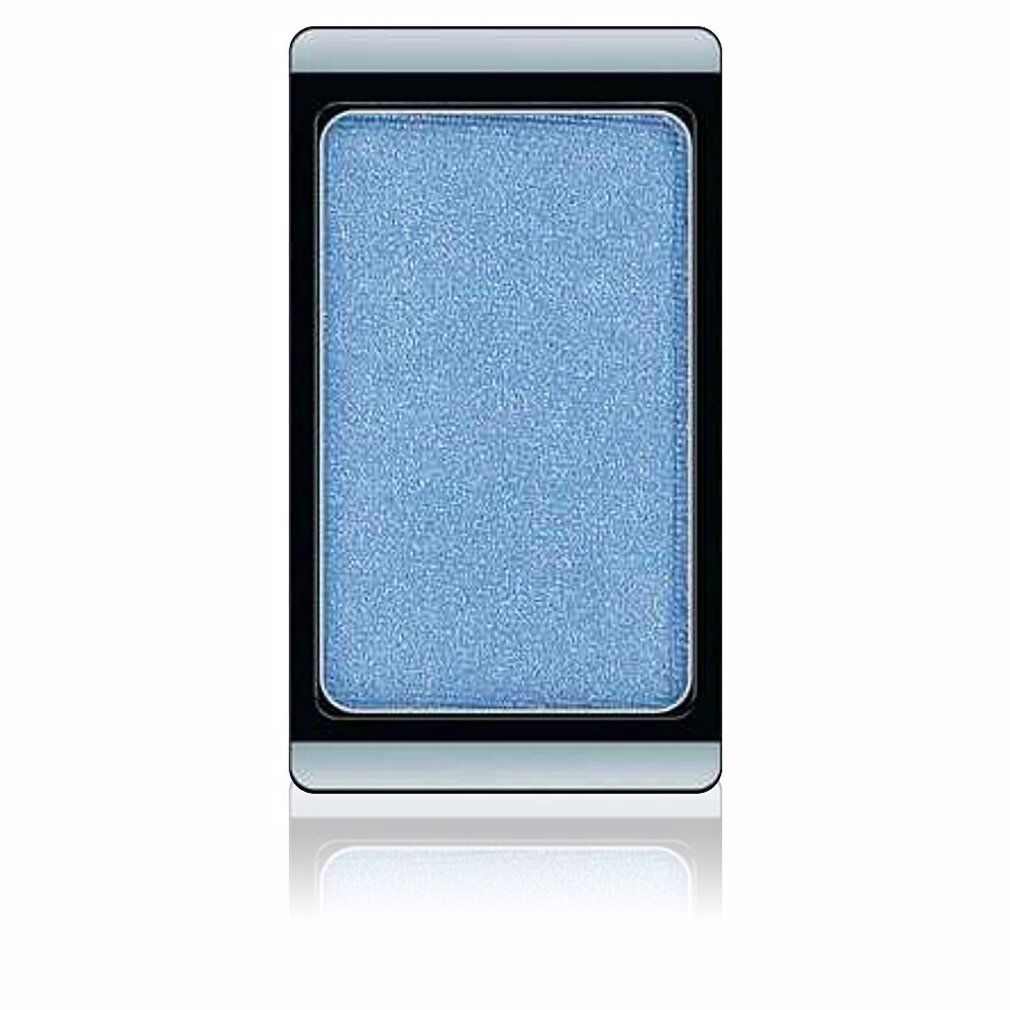 Fard à paupières bleu clair de forme rectangulaire, entouré d'un cadre noir et d'un boîtier argenté. Reflet.