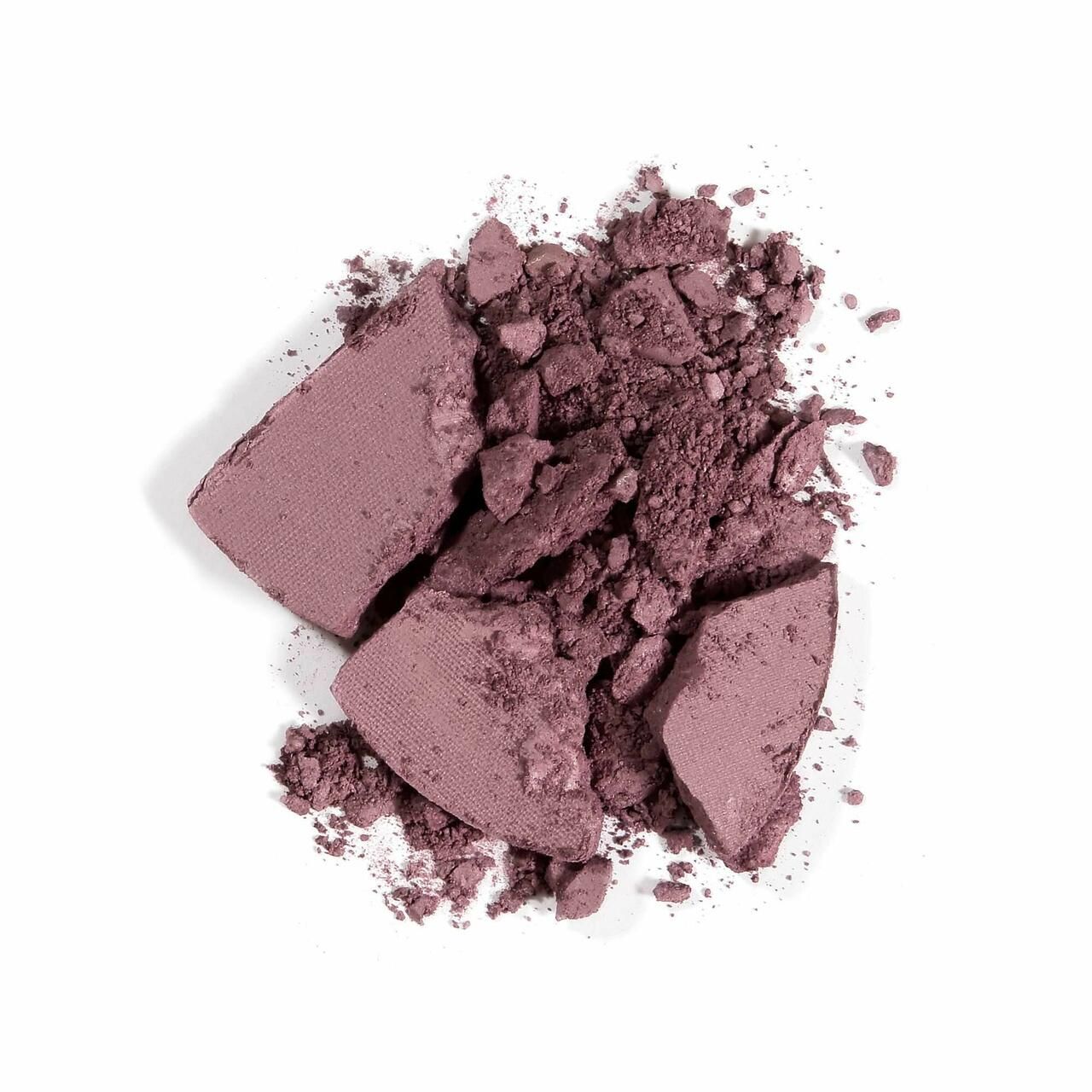 Gebroken roze oogschaduw. Brokken en poeder op witte achtergrond.
