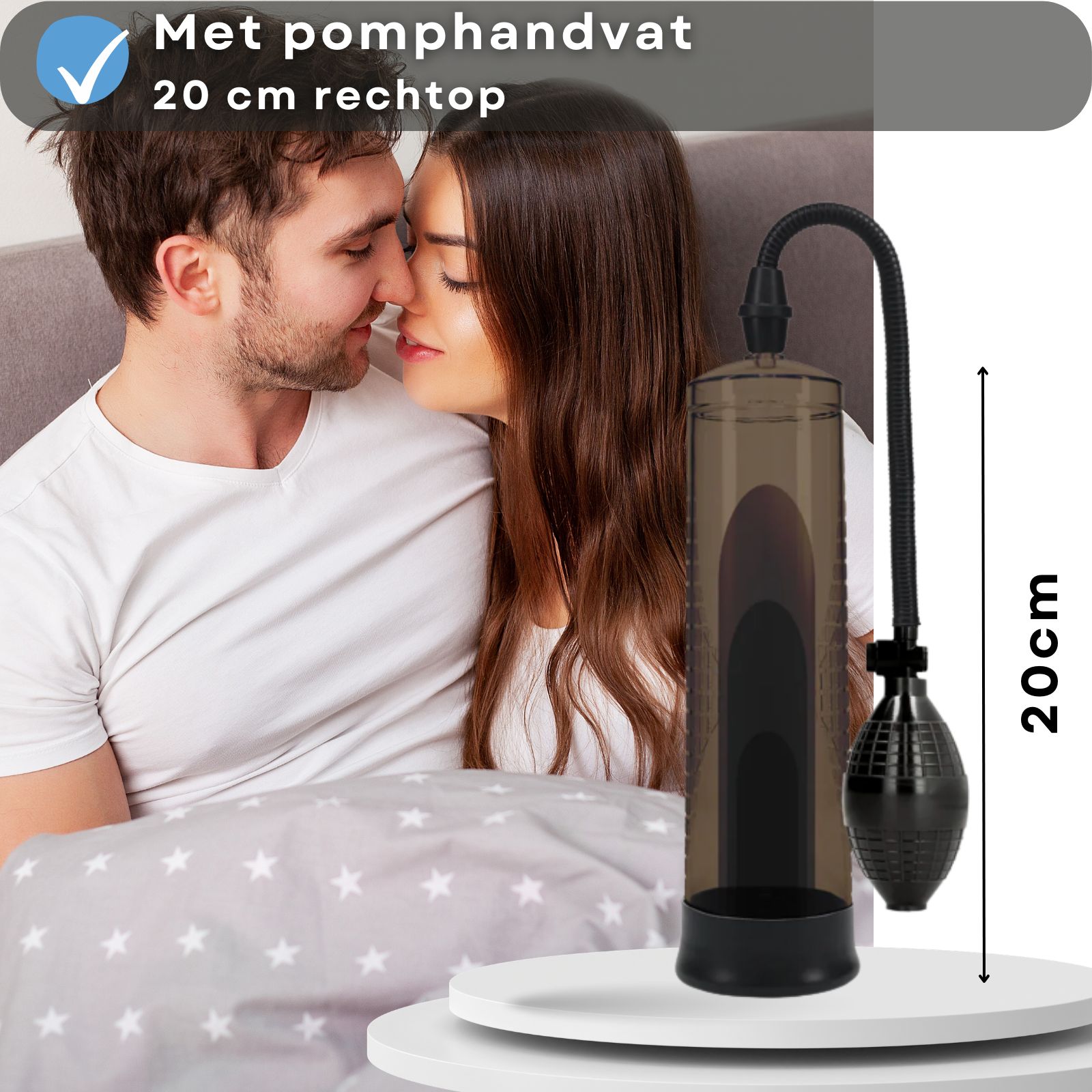 Penis pomp, zwart. Pompbal. Koppel in bed. Tekst: Erectiehulp voor mannen.