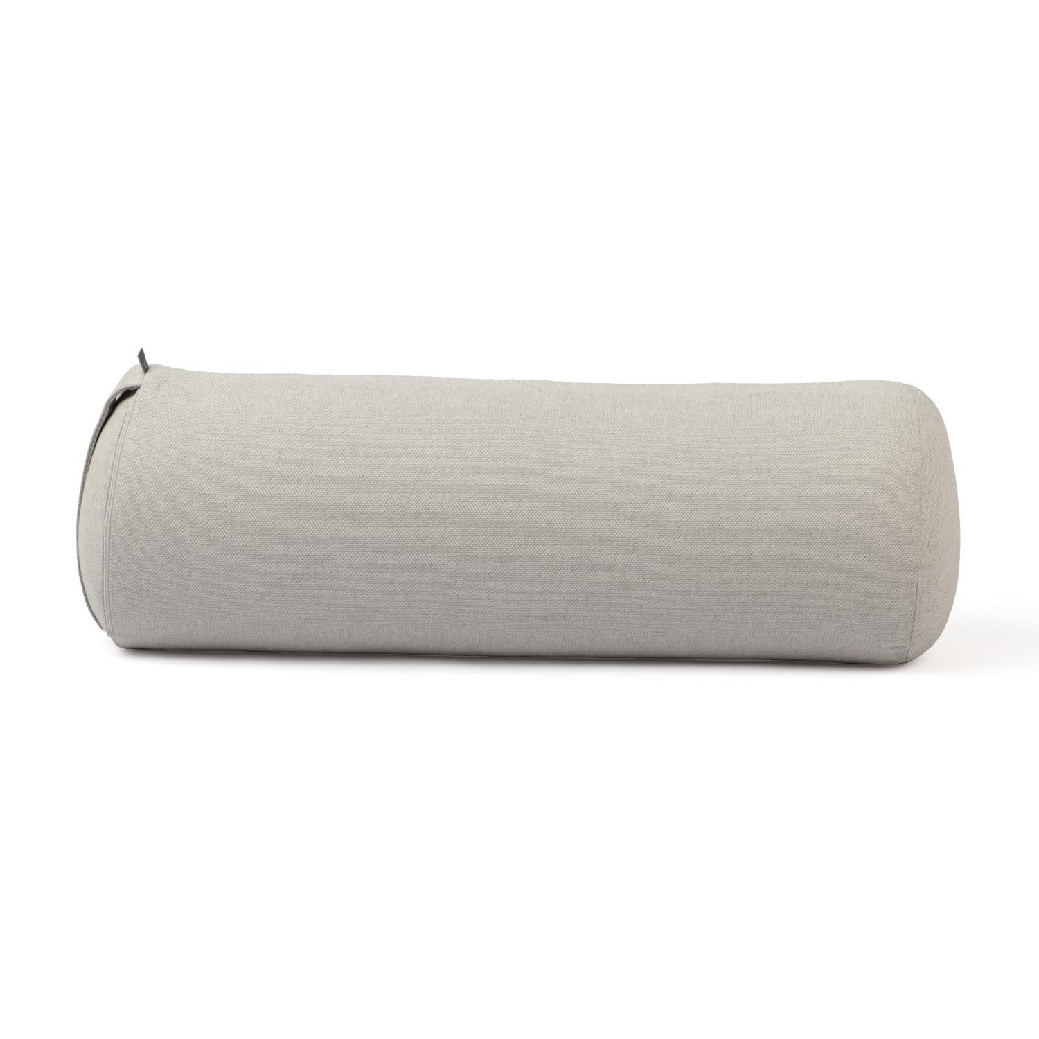 Grijze yoga bolster. Cilindrische vorm met afgeronde uiteinden. Stoffen hoes. Op witte achtergrond.