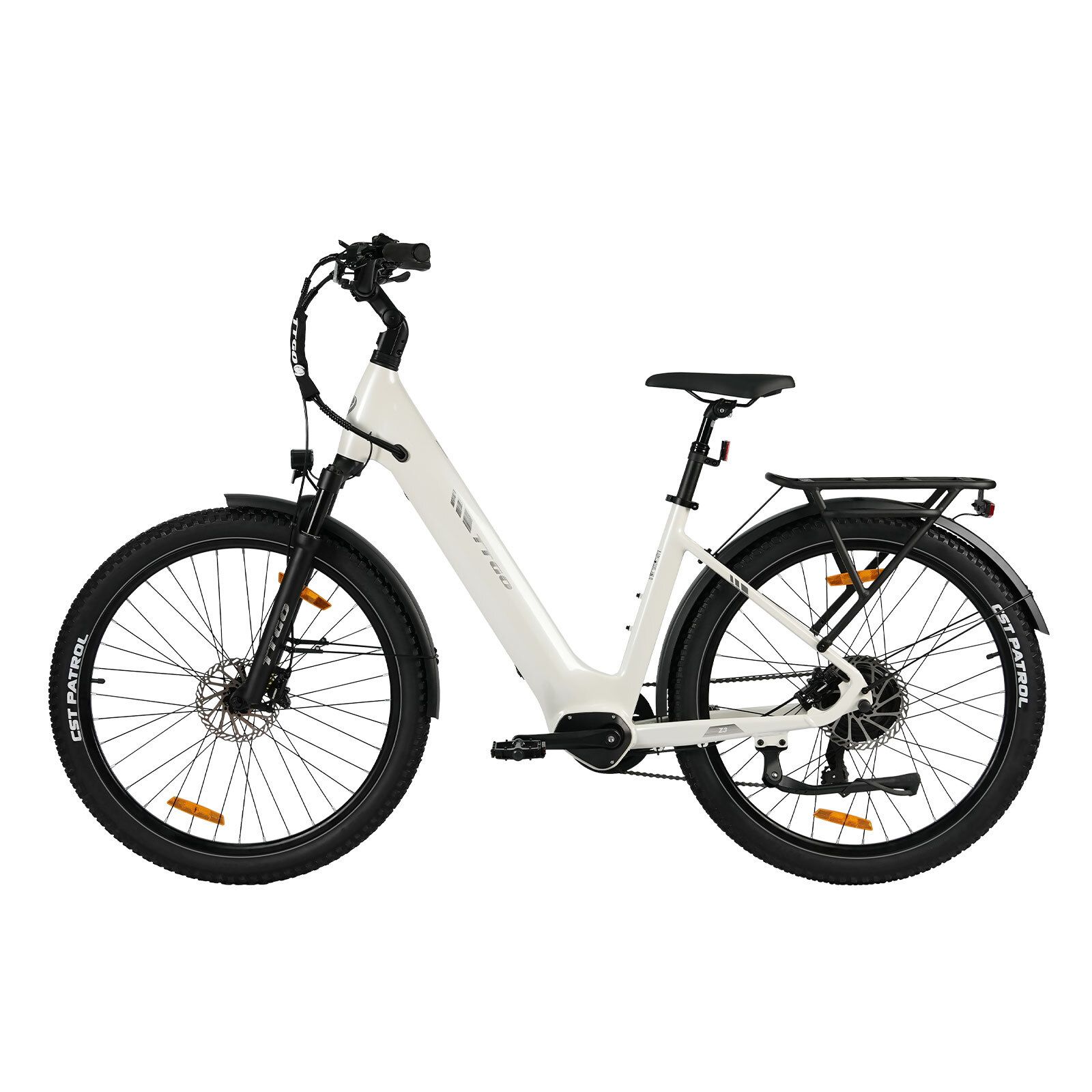 Vélo électrique blanc avec pneus noirs. Porte-bagages, garde-boue et freins à disque hydrauliques. Détails noirs.