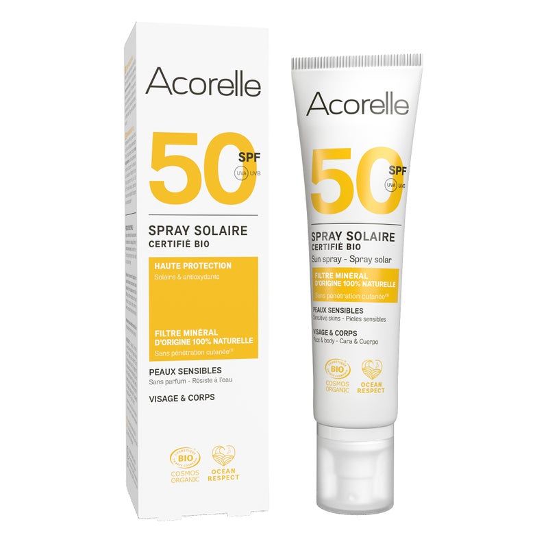 Tube et carton blancs avec texte jaune. Inscription: Acorelle, 50 SPF, Spray Solaire Certifié Bio. Pour visage et corps.