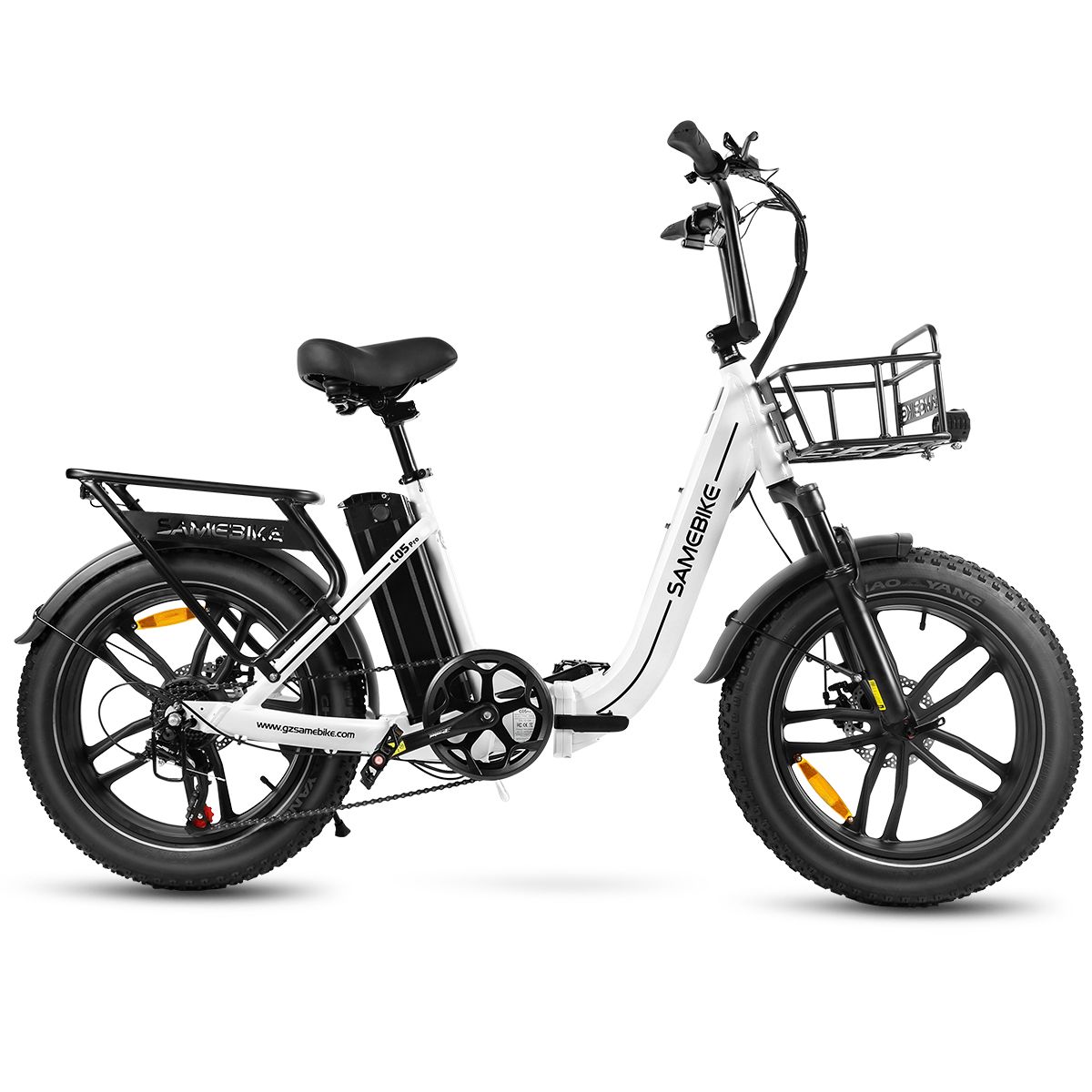 Vélo électrique blanc SAMEBIKE C05 Pro. Panier, porte-bagages et pneus noirs. Marque visible.
