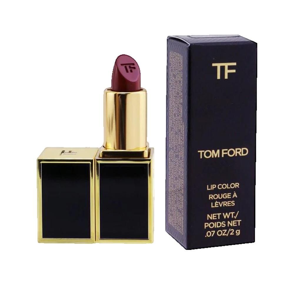 Rouge à lèvres avec étui doré et base noire. À côté, un emballage noir avec le logo "TF" et le nom du produit.
