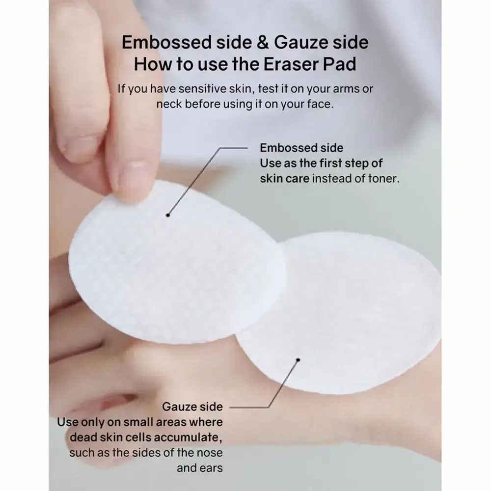 Hand houdt twee ronde, witte pads vast. Tekst: Embossed side & Gauze side. Gebruiksaanwijzing. Opschrift: Embossed side, Gauze side.