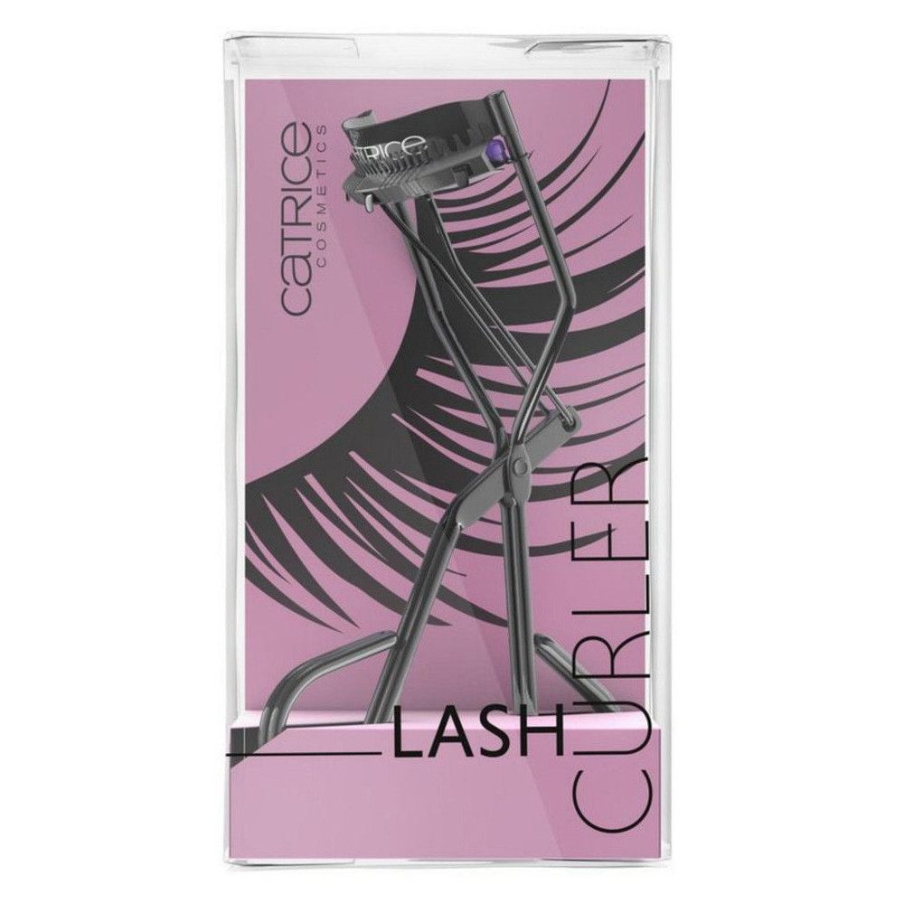Pince à cils noire dans un emballage transparent. Marque Catrice. Inscription: LASH CURLER. Accents violets.