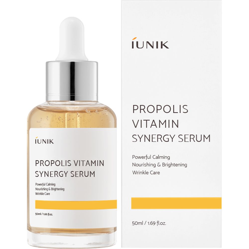 Serumfles en verpakking. Opschrift: iUNIK Propolis Vitamin Synergy Serum. Tekst: Powerful Calming, Nourishing & Brightening.