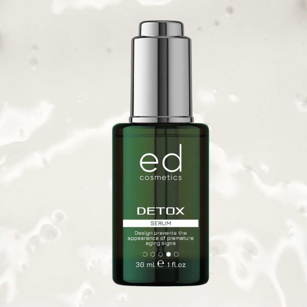 Flacon en verre vert avec bouchon argenté. Inscription: ed cosmetics, Detox Serum. 30 ml, 1 fl.oz. Sur fond clair.