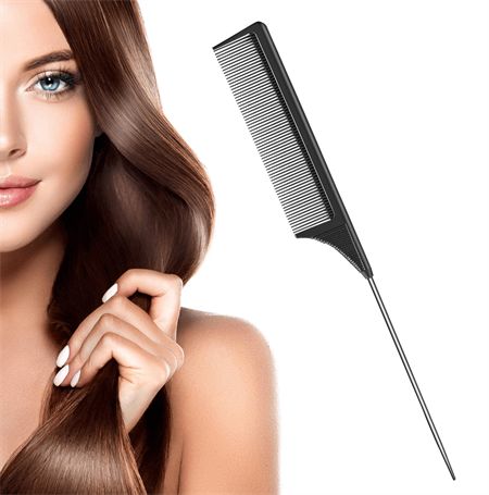 Peigne noir avec pointe métallique à côté d'une femme aux cheveux bruns brillants.