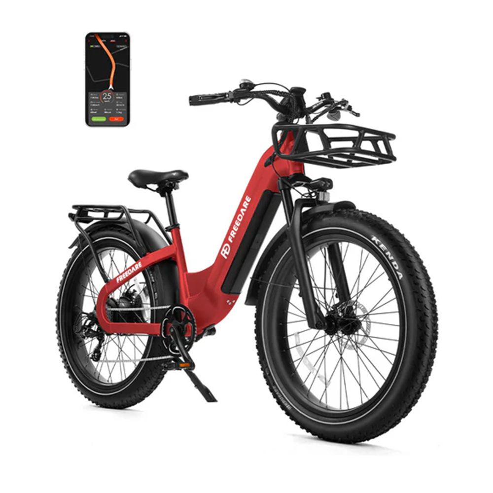 Vélo électrique rouge avec panier avant. Marque FREEDARE. Pneus noirs, porte-bagages, smartphone avec navigation.