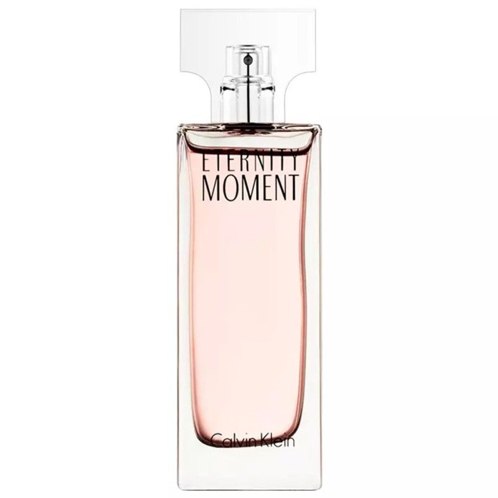Flacon de parfum. Inscription : Eternity Moment. Flacon avec vaporisateur. Liquide rose. Calvin Klein.