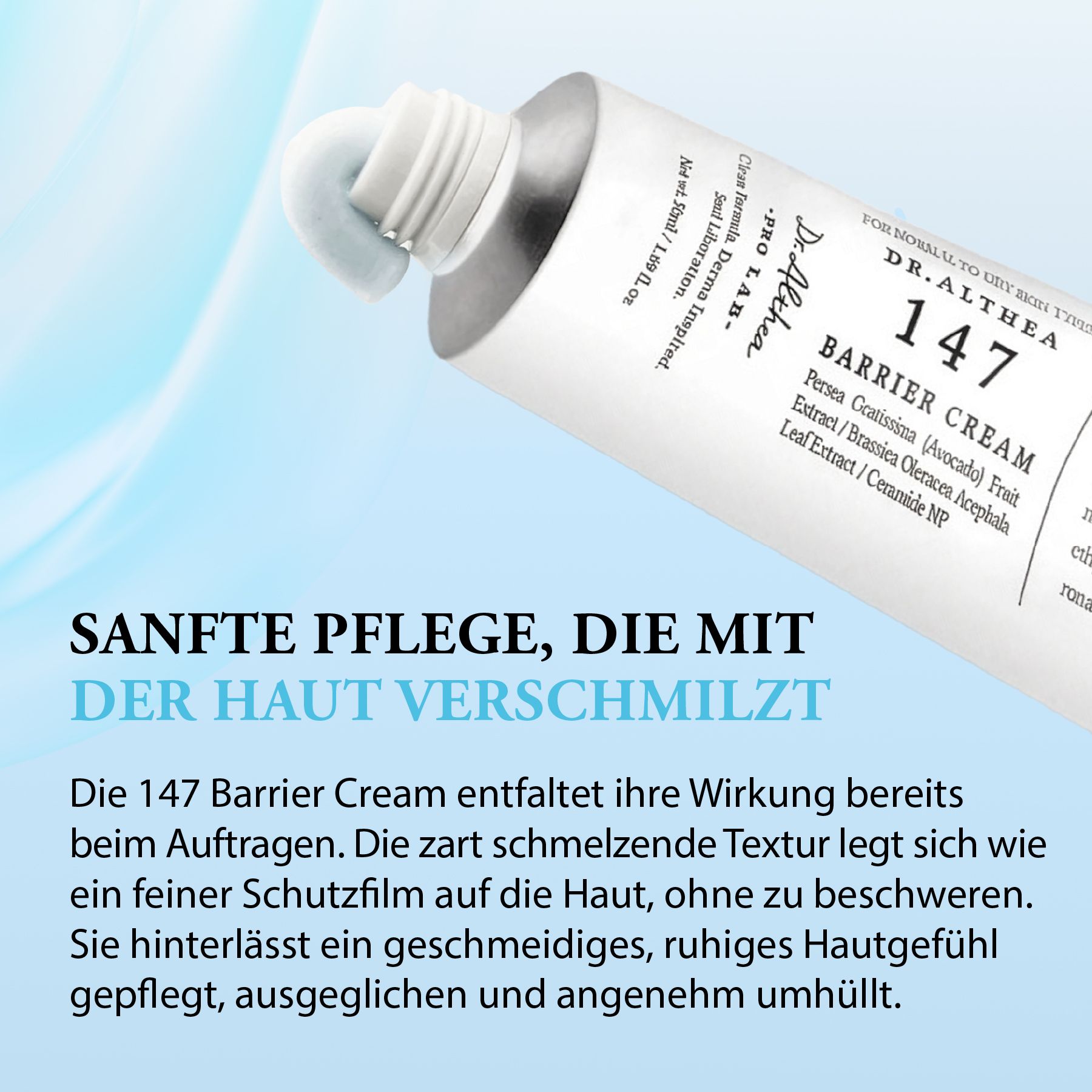 Gros plan d'un tube de Dr. Althea 147 Barrier Cream. Crème sortant du tube. Texte: SOIN DOUX QUI FUSIONNE AVEC LA PEAU.