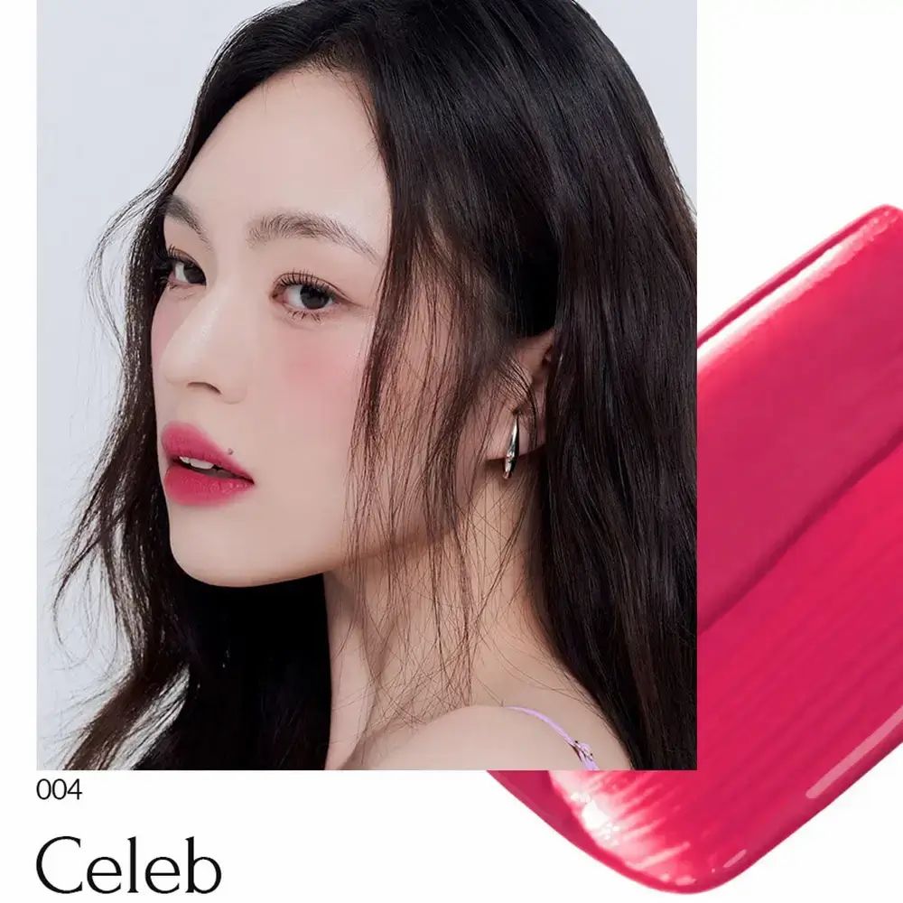 Portret van een vrouw met lippenstift. Daarnaast een vlek. Opschrift: 004 Celeb.