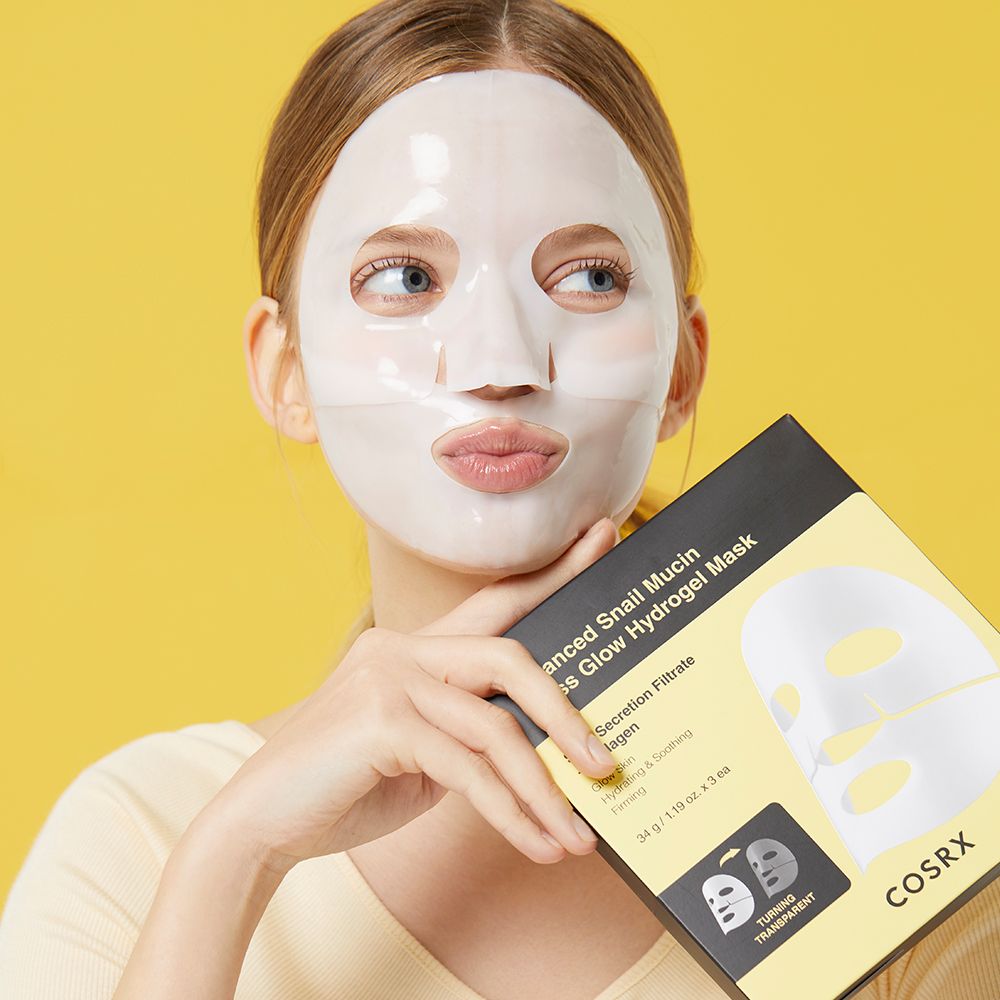 Vrouw met aangebrachte Advanced Snail Mucin Glass Glow Hydrogel Mask en verpakking.