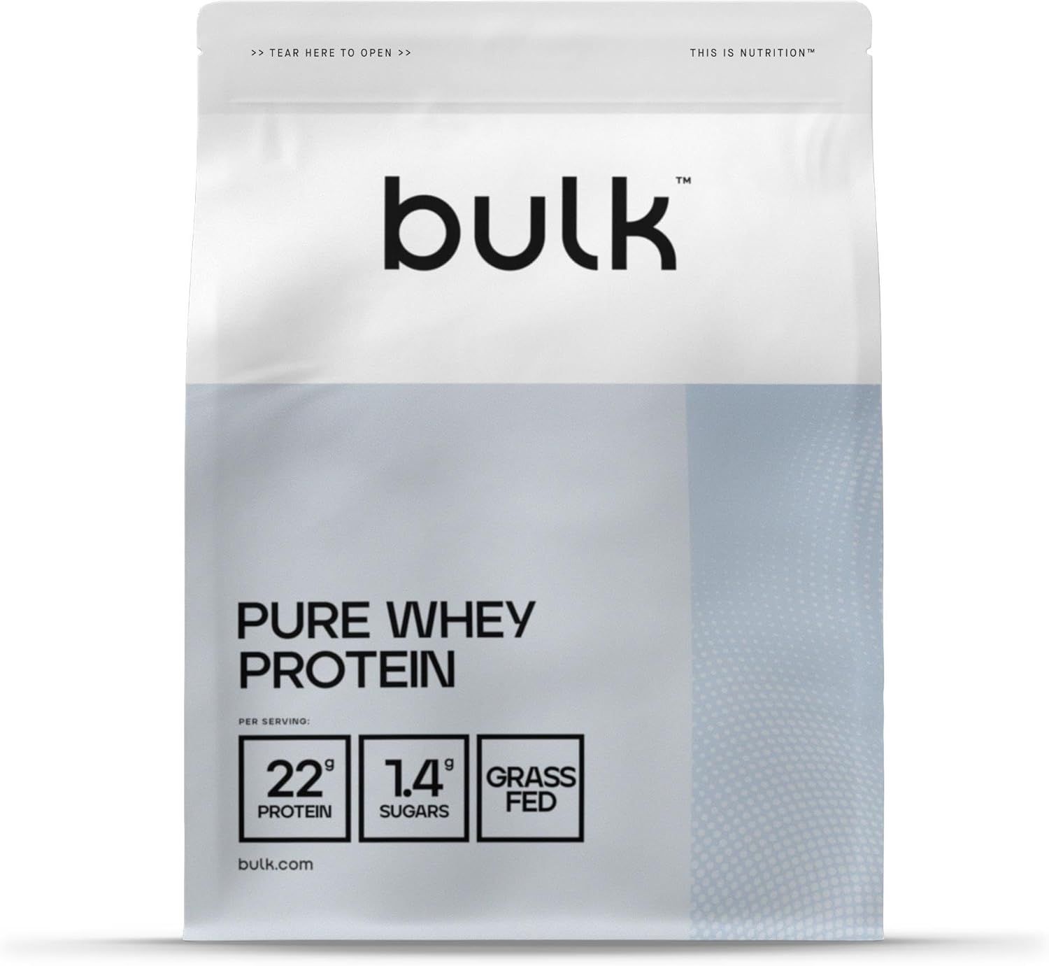 Sachet blanc avec texte: PURE WHEY PROTEIN. Infos: 22g protéines, 1.4g sucres, Grass Fed. Marque: bulk.