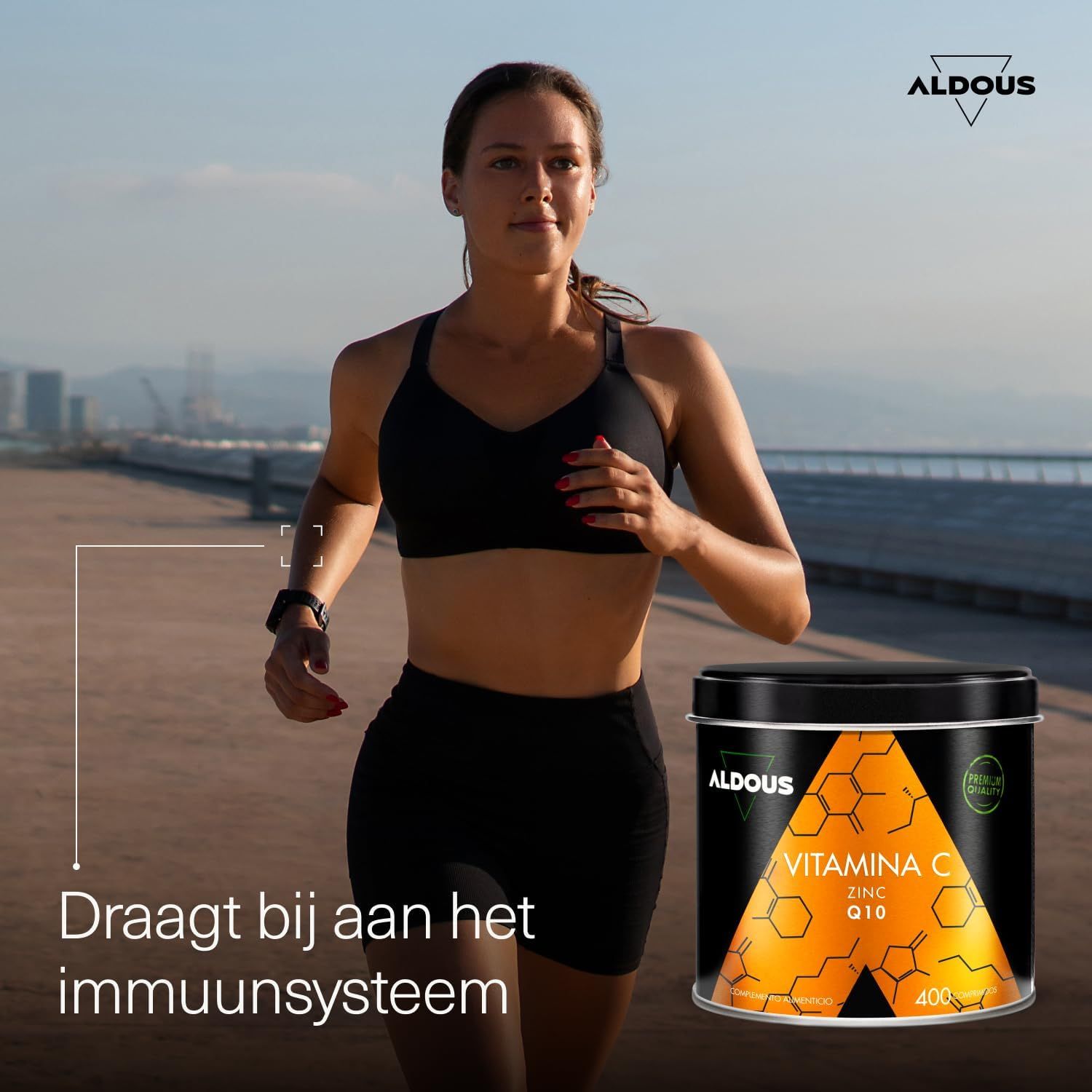 Vrouw in sportkleding loopt, naast een blik Aldous Vitamina C Zink Q10.